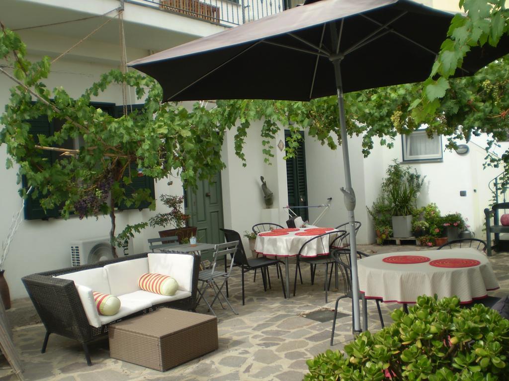 Il Giardino Di Emilio Bed and Breakfast Marrùbiu Værelse billede