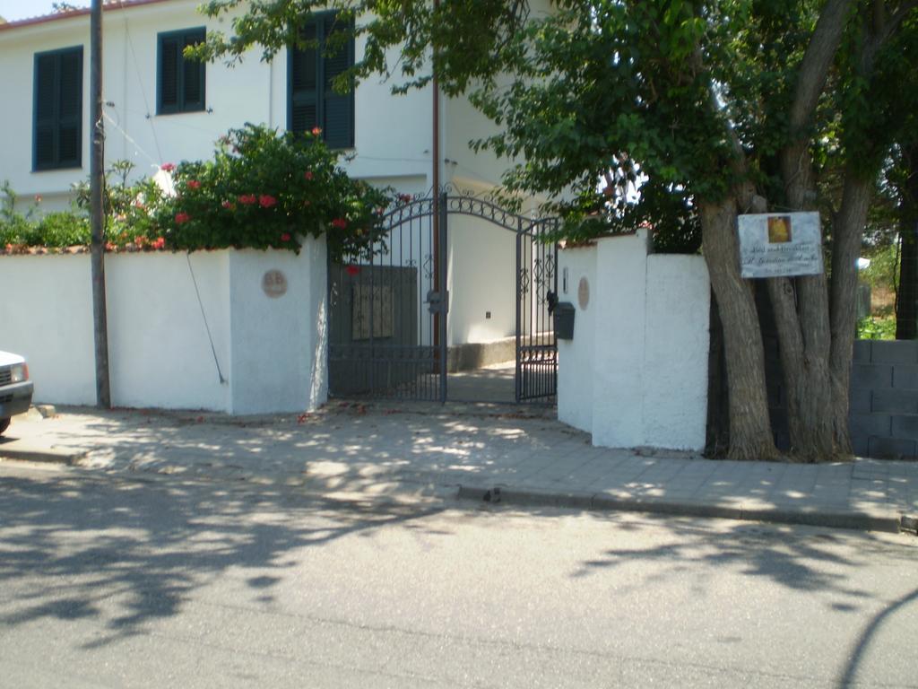 Il Giardino Di Emilio Bed and Breakfast Marrùbiu Værelse billede