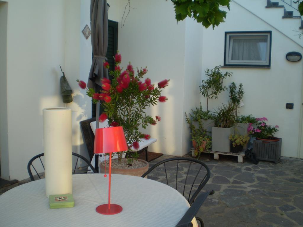 Il Giardino Di Emilio Bed and Breakfast Marrùbiu Værelse billede